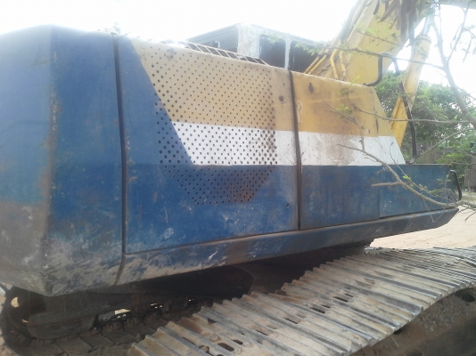 komatsu 200-5 ช่วงล่างเต็มแน่นๆไฟฟ้าครบแอร์ฉ่ำ   เดิมๆทุกอย่าง พร้อมใช้งานอยู่ในบ่อลูกรัง