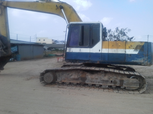 komatsu 200-5 ช่วงล่างเต็มแน่นๆไฟฟ้าครบแอร์ฉ่ำ   เดิมๆทุกอย่าง พร้อมใช้งานอยู่ในบ่อลูกรัง