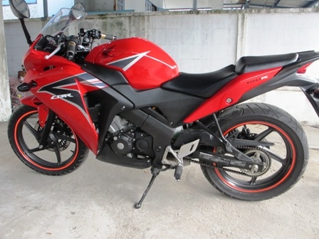 ขายhonda CBR150 R สภาพกริ๊บๆเอกสารครบพร้อมโอน