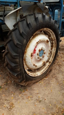 ฟอร์ด3000 เก่านอกยังไม่เคยใช้งานเลย ฟอร์ด3000 เก่านอกยังไม่เคยใช้งานเลย