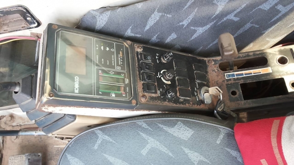 **870,000 บ.ต่อรอง**ขาย แบคโฮ KOBELCO Mark3 sk120 ไฟฟ้าเต็ม เครื่องเดิมปั้มเดิม แน่นดี แรง ช่วงล่างดี แทรกดีโรลเลอร์ดี โซ่ดี เอวแน่นทำงานดีไม่โหลด แอร์เย็น สีสันพอใช้ รถทำงานปกติ เอกสารเล่มทะเบียน พร้อมใช้ พร้อมลุยงาน ราคาต่อรองได้เด้อ พี่น้องครับ