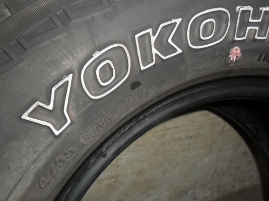 ยาง YOKOHAMA 225/70R15 ปี09 สวยๆ 1 คู่ ราคา 1800 บาท