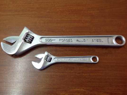 ขายประแจ 2 ตัว 10" 6"