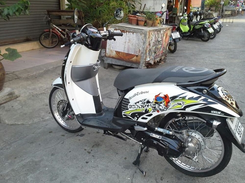 Scoopy i ปี 54 สีขาว รถเครื่องเดิมๆ ชุดสีสวย ไม่หลวม ไม่มีควันขาว Scoopy i ปี 54 สีขาว รถเครื่องเดิมๆ ชุดสีสวย ไม่หลวม ไม่มีควันขาว