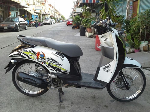 Scoopy i ปี 54 สีขาว รถเครื่องเดิมๆ ชุดสีสวย ไม่หลวม ไม่มีควันขาว Scoopy i ปี 54 สีขาว รถเครื่องเดิมๆ ชุดสีสวย ไม่หลวม ไม่มีควันขาว