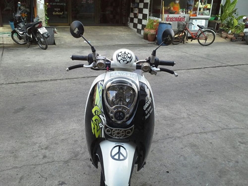 Scoopy i ปี 54 สีขาว รถเครื่องเดิมๆ ชุดสีสวย ไม่หลวม ไม่มีควันขาว Scoopy i ปี 54 สีขาว รถเครื่องเดิมๆ ชุดสีสวย ไม่หลวม ไม่มีควันขาว