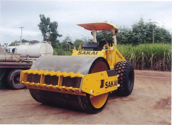 รถบดถนนสั่นสะเทือนสองเปลือกเรียบหุ้มหนาม SAKAI รุ่น SV520TF