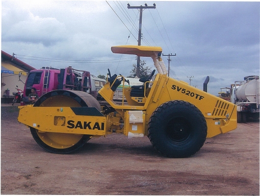 รถบดถนนสั่นสะเทือนสองเปลือกเรียบหุ้มหนาม SAKAI รุ่น SV520TF