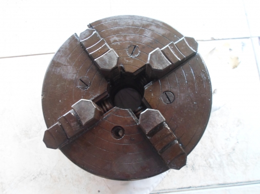 4 จับแท่นกลึง ขนาด  10  นิ้ว  ขาย  2,500  จัดส่งให้ได้