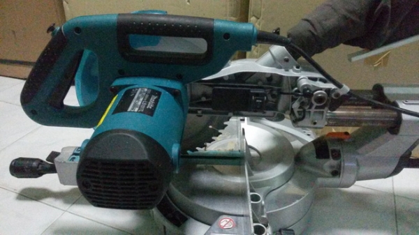แท่นตัดองศาสไลด์ MAKITA ขนาดใบ10''  สภาพดีพร้อมใช้งานครับ