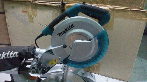 แท่นตัดองศาสไลด์ MAKITA ขนาดใบ10''  สภาพดีพร้อมใช้งานครับ