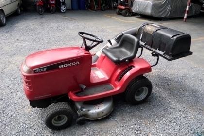 ขาย รถตัดหญ้า นั่งขับ HONDA 2013 เครื่อง 13 hp 2 ใบตัด  5 เกียร์เดินหน้า  1 เกียร์ถอยหลัง  ปรับใบตัดได้ 7 ระดับ ราคา 58,000