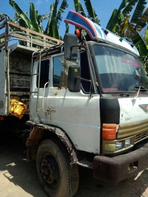 รถฮีโน่ 10 ล้อดั้ม F17  168 แรงม้า.  สนใจติดต่อ 081 - 6079515