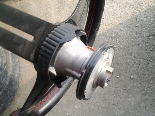 พวงมาลัย MOMO พร้อมคอ ซิวิค ตาโต