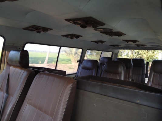 รถตู้  Toyota  hiace  ขับดี   เครื่องดี  สี บางๆ ทั้งคัน ประหยัด แก๊ส  LPG  เอกสารพร้อมโอน