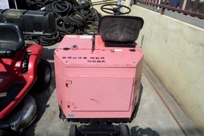 ขาย รถกวาดดูดฝุ่น นั่งขับ AMANO นำเข้าจากญี่ปุ่น มีใบกวาดและลูกกลิ้งด้านล่างดูดเข้าถังเก็บ สภาพพร้อมใช้งาน ราคา 58,000