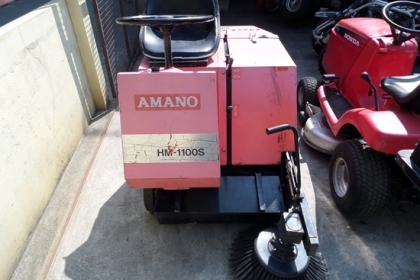 ขาย รถกวาดดูดฝุ่น นั่งขับ AMANO นำเข้าจากญี่ปุ่น มีใบกวาดและลูกกลิ้งด้านล่างดูดเข้าถังเก็บ สภาพพร้อมใช้งาน ราคา 58,000