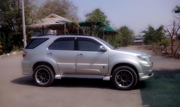 รถ TOYOTA  FORTUNER  สภาพสวย สเกิ้ลรอบคัน แม็คขอบ 20&quot; ราคาโดนใจ พิเศษ 770,000 บาท