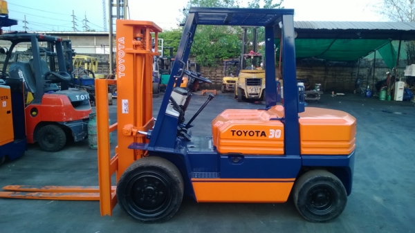 รถยกโตโยต้ารุ่น 5 ยก 3 ตัน เสาสูง 3 เมตร เครื่องดีเซล เกียร์ธรรมดา