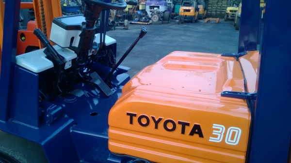 รถยกโตโยต้ารุ่น 5 ยก 3 ตัน เสาสูง 3 เมตร เครื่องดีเซล เกียร์ธรรมดา