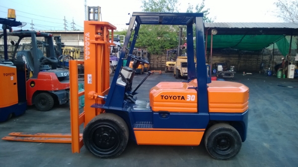 รถยกโตโยต้ารุ่น 5 ยก 3 ตัน เสาสูง 3 เมตร เครื่องดีเซล เกียร์ธรรมดา