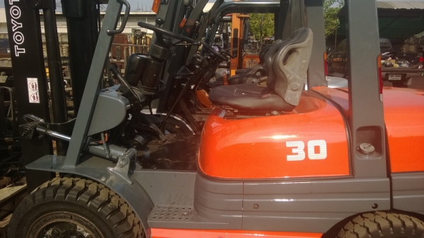 รถยกโตโยต้ารุ่น 6 น้ำหนักยก 3 ตัน เสาสูง 3 เมตร เครื่องดีเซล เกียร์ธรรมดา