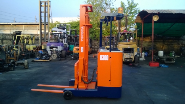 ขายถูกๆด่วนๆ รถยกไฟฟ้า TOYOTA  น้ำหนักยก 1.3 ตัน เสาสูง 4 เมตร