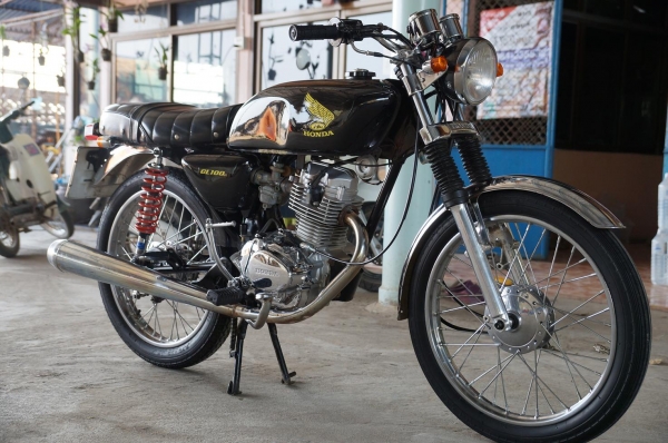 ขาย HONDA GL 100 เครื่อง LIFAN 125 CC แจ้งลงเล่มแล้ว เอกสาร ทะเบียนพร้อมโอน ภาษี เพิ่งขาด 2556 เครื่องดีมาก มาก ระบบไฟติดครบ อะไหล่ ชุบ และ ปัดเงาเยอะ สีใหม่สวย โดยรวมตามรูปครับ