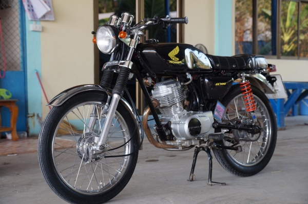 ขาย HONDA GL 100 เครื่อง LIFAN 125 CC แจ้งลงเล่มแล้ว เอกสาร ทะเบียนพร้อมโอน ภาษี เพิ่งขาด 2556 เครื่องดีมาก มาก ระบบไฟติดครบ อะไหล่ ชุบ และ ปัดเงาเยอะ สีใหม่สวย โดยรวมตามรูปครับ