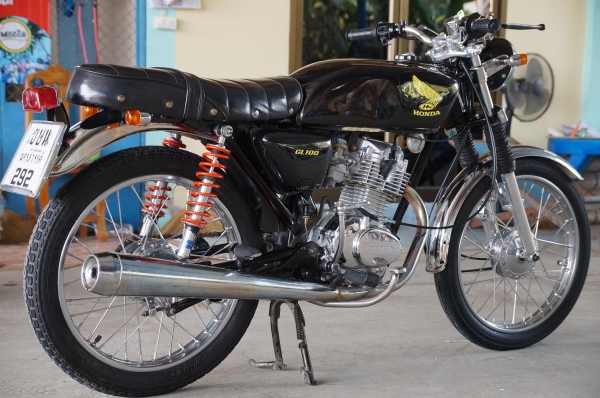 ขาย HONDA GL 100 เครื่อง LIFAN 125 CC แจ้งลงเล่มแล้ว เอกสาร ทะเบียนพร้อมโอน ภาษี เพิ่งขาด 2556 เครื่องดีมาก มาก ระบบไฟติดครบ อะไหล่ ชุบ และ ปัดเงาเยอะ สีใหม่สวย โดยรวมตามรูปครับ