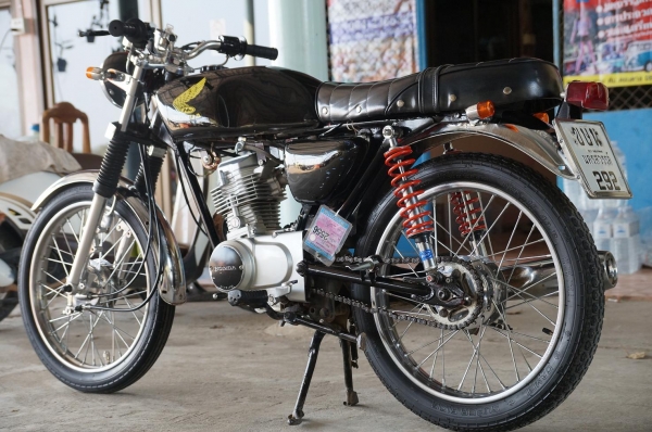 ขาย HONDA GL 100 เครื่อง LIFAN 125 CC แจ้งลงเล่มแล้ว เอกสาร ทะเบียนพร้อมโอน ภาษี เพิ่งขาด 2556 เครื่องดีมาก มาก ระบบไฟติดครบ อะไหล่ ชุบ และ ปัดเงาเยอะ สีใหม่สวย โดยรวมตามรูปครับ