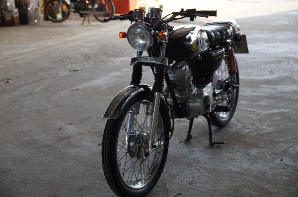 ขาย HONDA GL 100 เครื่อง LIFAN 125 CC แจ้งลงเล่มแล้ว เอกสาร ทะเบียนพร้อมโอน ภาษี เพิ่งขาด 2556 เครื่องดีมาก มาก ระบบไฟติดครบ อะไหล่ ชุบ และ ปัดเงาเยอะ สีใหม่สวย โดยรวมตามรูปครับ