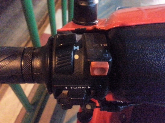 ขาย ***  WAVE 100 S  *** ดิส  สภาพดีใช้น้อยรักษา  สวยจัด  แห้งๆ  เครื่องเดิมสนิท เดินดี ไม่มีควันขาวแน่นอน ยังแน่นๆ เงียบ ไม่มีหอนรุ่นแรก แข็งๆ  เครื่องยนต์สมบูรณ์แน่นอนเงียบๆระบบไฟเตือนต่างๆใช้ได้ทุกระบบ  รถพร้อมใช้  ไม่ใช่พร้อมซ่อม   ใช้งานต่อได้ทันที