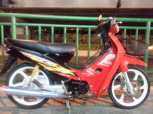 ขาย ***  WAVE 100 S  *** ดิส  สภาพดีใช้น้อยรักษา  สวยจัด  แห้งๆ  เครื่องเดิมสนิท เดินดี ไม่มีควันขาวแน่นอน ยังแน่นๆ เงียบ ไม่มีหอนรุ่นแรก แข็งๆ  เครื่องยนต์สมบูรณ์แน่นอนเงียบๆระบบไฟเตือนต่างๆใช้ได้ทุกระบบ  รถพร้อมใช้  ไม่ใช่พร้อมซ่อม   ใช้งานต่อได้ทันที