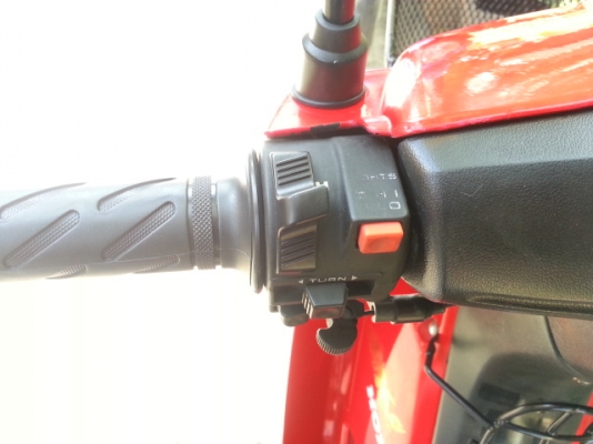 ขาย ***  WAVE 100 S  *** ดิส  สภาพดีใช้น้อยรักษา  สวยจัด  แห้งๆ  เครื่องเดิมสนิท เดินดี ไม่มีควันขาวแน่นอน ยังแน่นๆ เงียบ ไม่มีหอนรุ่นแรก แข็งๆ  เครื่องยนต์สมบูรณ์แน่นอนเงียบๆระบบไฟเตือนต่างๆใช้ได้ทุกระบบ  รถพร้อมใช้  ไม่ใช่พร้อมซ่อม   ใช้งานต่อได้ทันที