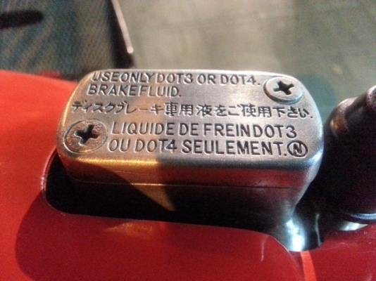 ขาย ***  WAVE 100 S  *** ดิส  สภาพดีใช้น้อยรักษา  สวยจัด  แห้งๆ  เครื่องเดิมสนิท เดินดี ไม่มีควันขาวแน่นอน ยังแน่นๆ เงียบ ไม่มีหอนรุ่นแรก แข็งๆ  เครื่องยนต์สมบูรณ์แน่นอนเงียบๆระบบไฟเตือนต่างๆใช้ได้ทุกระบบ  รถพร้อมใช้  ไม่ใช่พร้อมซ่อม   ใช้งานต่อได้ทันที