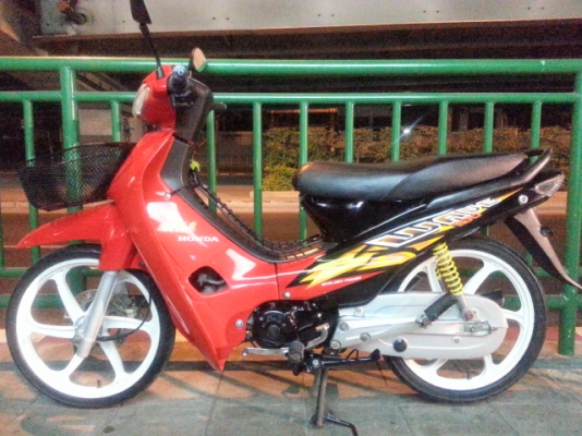 ขาย ***  WAVE 100 S  *** ดิส  สภาพดีใช้น้อยรักษา  สวยจัด  แห้งๆ  เครื่องเดิมสนิท เดินดี ไม่มีควันขาวแน่นอน ยังแน่นๆ เงียบ ไม่มีหอนรุ่นแรก แข็งๆ  เครื่องยนต์สมบูรณ์แน่นอนเงียบๆระบบไฟเตือนต่างๆใช้ได้ทุกระบบ  รถพร้อมใช้  ไม่ใช่พร้อมซ่อม   ใช้งานต่อได้ทันที
