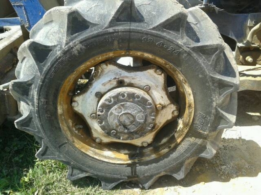 FORD NEW HOLLAND 80-66DTS 2เพลา มีดันหน้า สภาพพร้อมใช  รถใช้งานได้ปกติ..