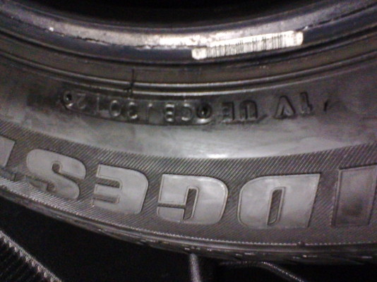 ต้องการขายยาง 215 /65 R 16 สภาพดีปี2012