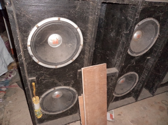 ขายตู้ลำโพงขนาด 15 นิ้ว 2ใบ ใบละ 6 ดอก เป็นตู้ยืนรุ่นเก่า