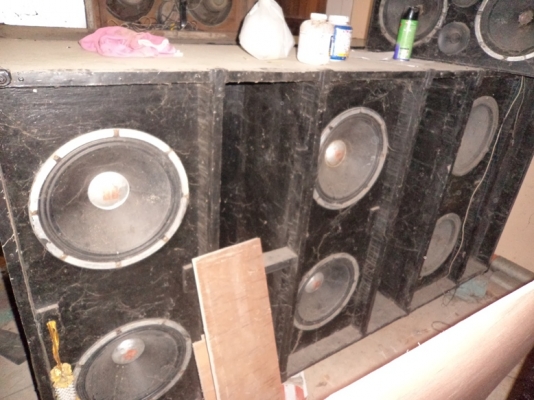 ขายตู้ลำโพงขนาด 15 นิ้ว 2ใบ ใบละ 6 ดอก เป็นตู้ยืนรุ่นเก่า