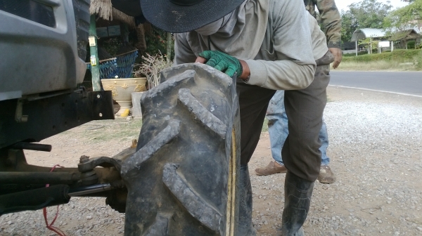 ยันมาร์ 45 แรง เดินหน้า-ถอยหลังเร็ว คล่องตัวสูง เครื่องดี ยางดี สภาพเดิมยังไม่ได้ล้าง อุปกรณ์ครบพร้อมทำงาน โทรเลย 081-0745778 ลุงโหนกรับสายจ้า