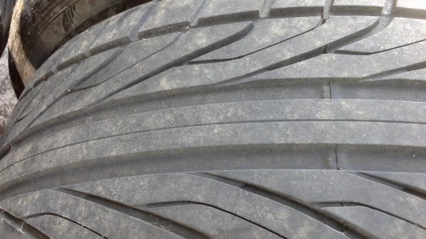 ยาง DUNLOP  245/40/18  JAPAN เหมา ๆ 4 เสัน 1000 บาท