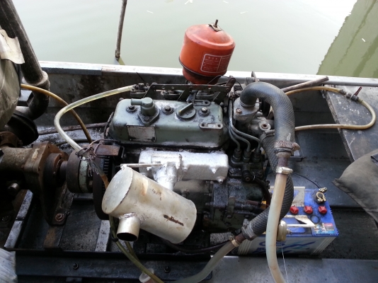 เรือรดน้ำสแตนเลสพร้อมเครื่อง