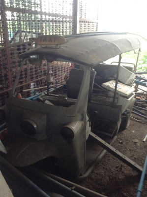 รถตุ๊กๆ ขับมารื้อทำสี  มีเครื่อง อะไหล่บางส่วนขายตามสภาพ 20,000