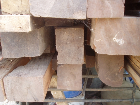 ขายด่วนๆครับไม่มีที่เก็บ ไม้เก่าปลูกบ้านขนาด6x6เมตร ได้1หลัง