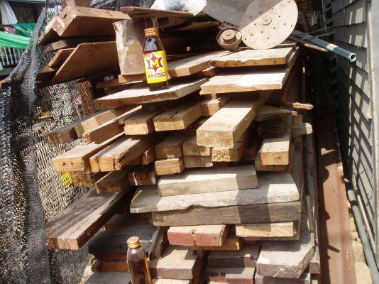 ขายด่วนๆครับไม่มีที่เก็บ ไม้เก่าปลูกบ้านขนาด6x6เมตร ได้1หลัง