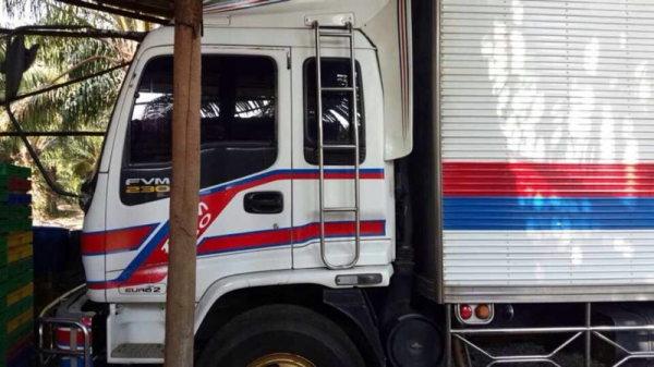 รถอีซูซุ 10 ล้อ ตู้เย็น  230 แรงม้า. ปี 50  สนใจติดต่อ 081 - 6079515