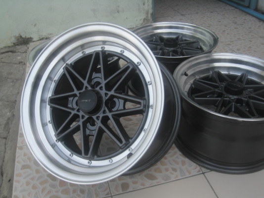 ขายล้อแม็กมือสอง ลาย equip 03 15"x8" et25 4 รู 100 ทำสีใหม่ สีเทากัน ขอบเงา ไม่มีซ่อม สนใจติดต่อเล็กคลองสามครับ (081-3747940)