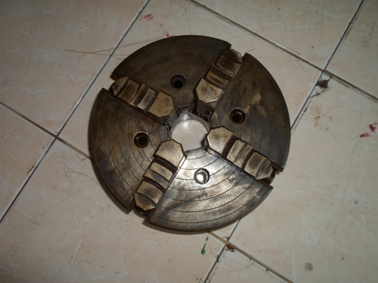 4 จับแท่นกลึง ขนาด  10  นิ้ว  ขาย  2,500  จัดส่งให้ได้ 0898217996